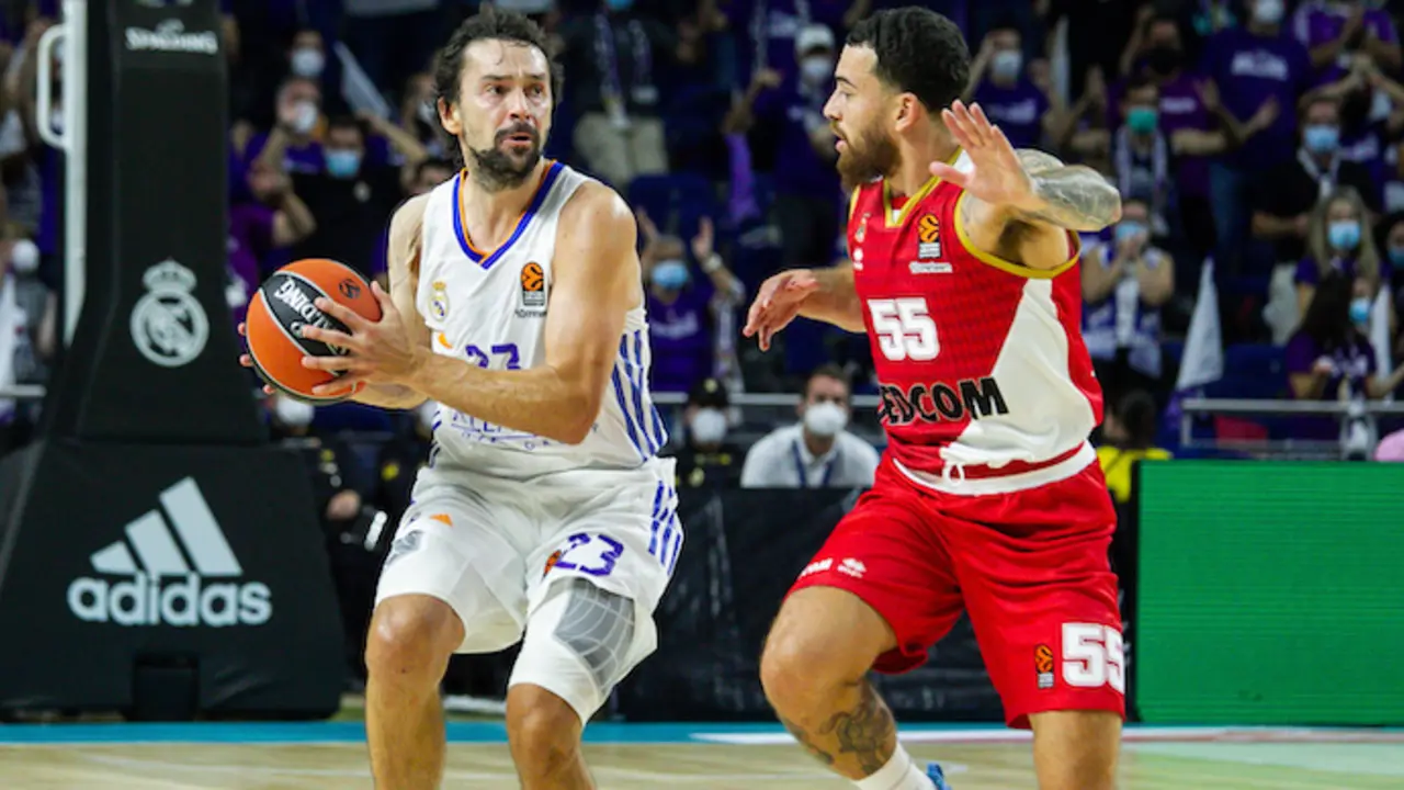 Sergio Llull Melia del Real Madrid Baloncesto y Mike James del M&oacute;naco en acci&oacute;n durante el partido de la Turkish Airlines Euroleague de baloncesto entre el Real Madrid y el A.S. M&oacute;naco en el Wizink Center el 13 de octubre de 2021 en Madrid, Espa&ntilde;a. AFP7 / Europa Press