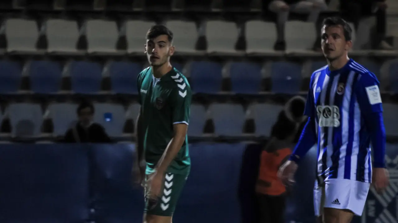 El jugador del Leioa y el de la Gimn&aacute;stica durante el partido. / SDLEIOAoficial