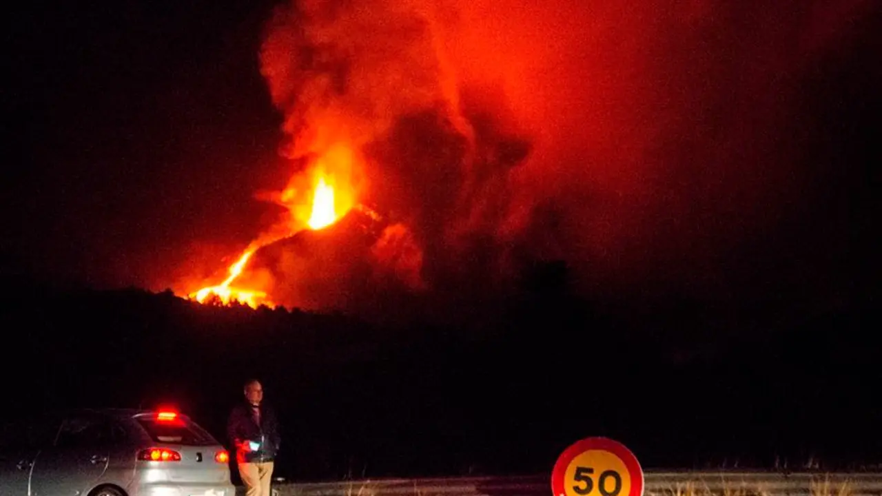 El plan especial de Emergencias Volc&aacute;nicas de Canarias (PEVOLCA) ha ordenado esta noche la evacuaci&oacute;n de un nuevo barrio del municipio de Los Llanos de Aridane en la isla de La Palma ante el avance de la &uacute;ltima colada de lava generada por la erupci&oacute;n del volc&aacute;n en Cumbre Vieja. EFE/MIGUEL CALERO