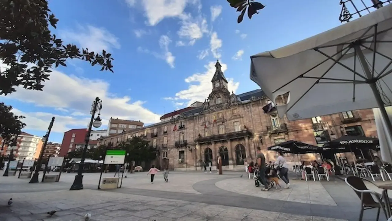 Varias personas transitan por la plaza el Ayuntamiento de Torrelavega. / S. D&iacute;az