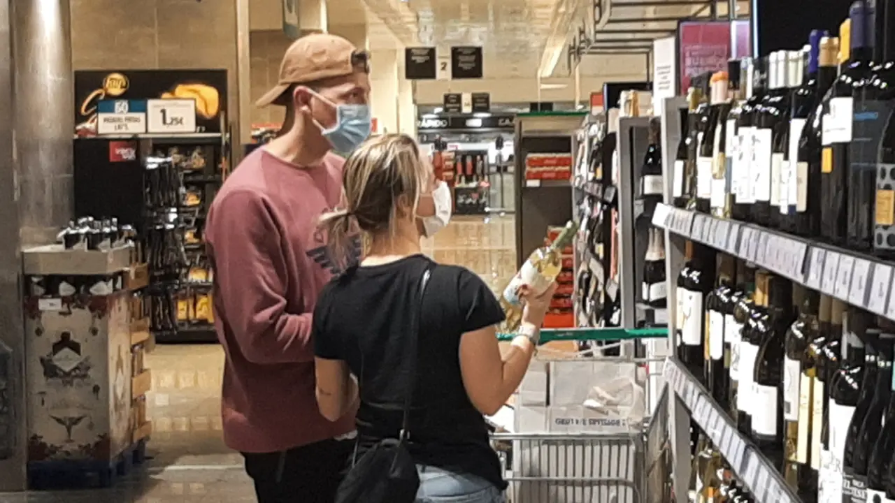 Clientes comprando pan en un supermercado de Santander.