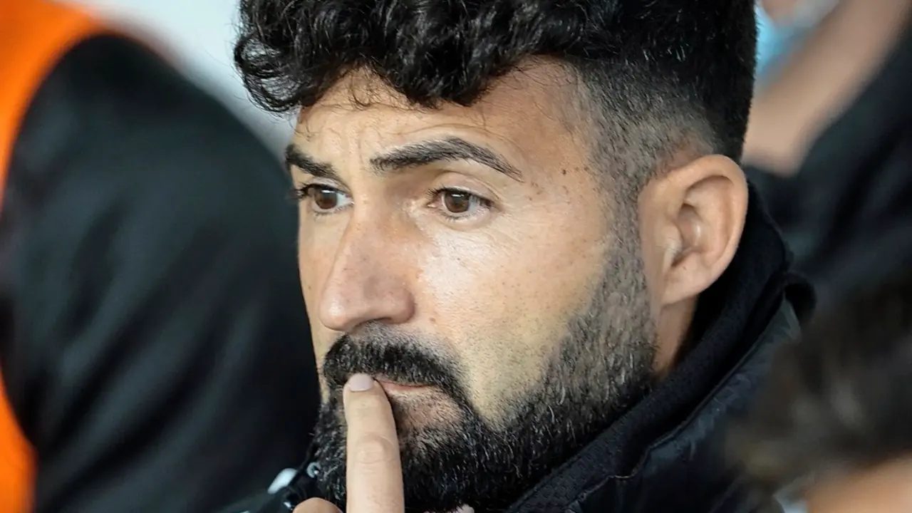 Fern&aacute;ndez Romo, pensativo en el banquillo. / Hardy
