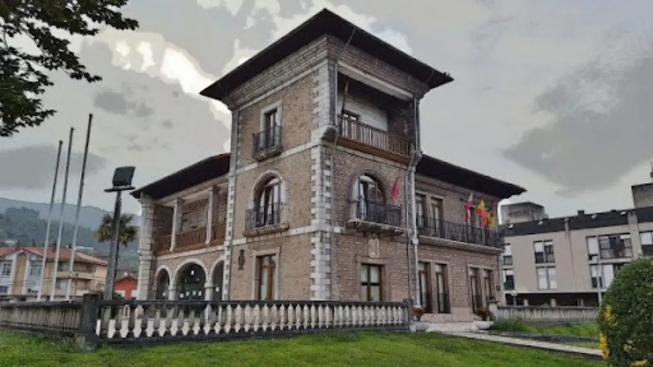 Vista del Ayuntamiento de Los Corrales de Buelna.