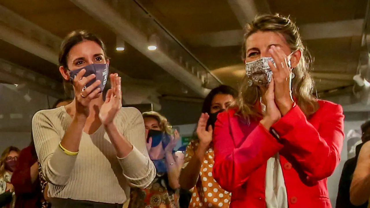 La ministra de Igualdad, Irene Montero (i) y la vicepresidenta segunda del Gobierno y ministra de Trabajo y Econom&iacute;a Social, Yolanda D&iacute;az (d), aplauden en el encuentro 'El feminismo de la cuarta ola: una nueva generaci&oacute;n de derechos feministas', en el Espacio Bertelsmann, a 1 de octubre de 2021, en Madrid (Espa&ntilde;a). Este evento se enmarca en los actos celebrados con motivo del 90 aniversario de la aprobaci&oacute;n del sufragio femenino en Espa&ntilde;a. Ricardo Rubio / Europa Press