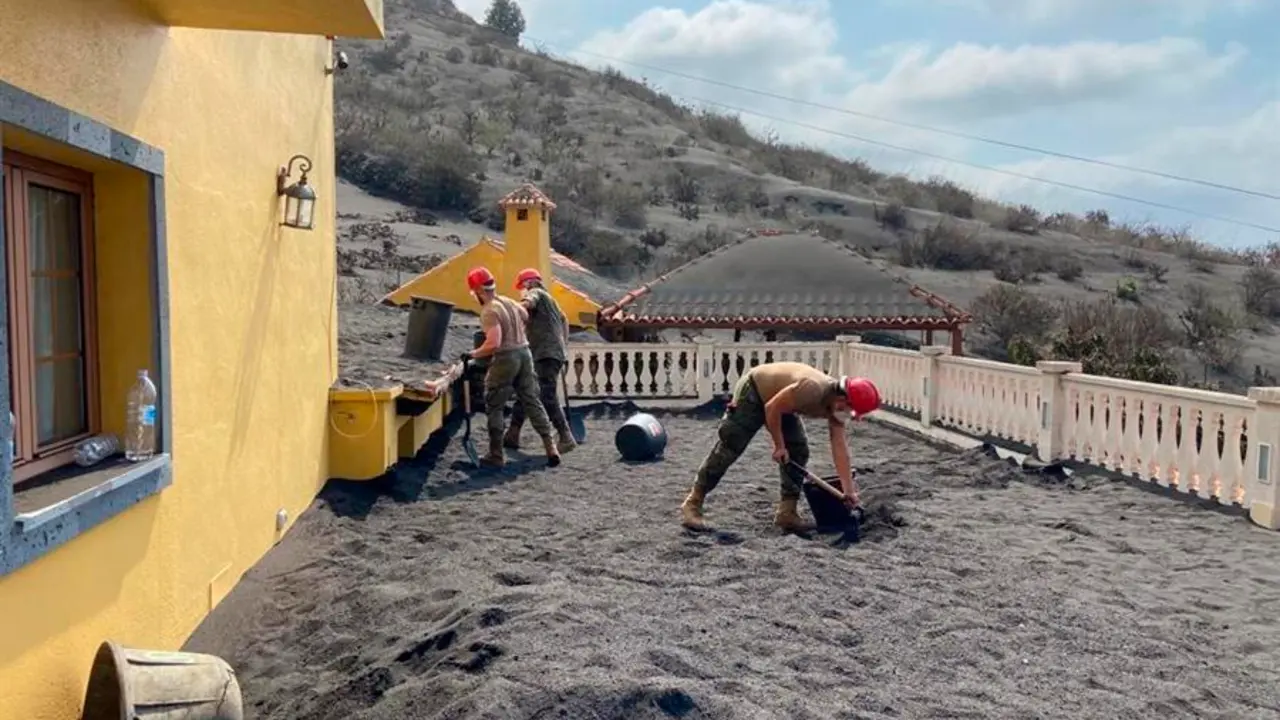 Efectivos del Ej&eacute;rcito de Tierra durante las tareas de retirada de cenizas de tejados y azoteas en La Palma. / UME