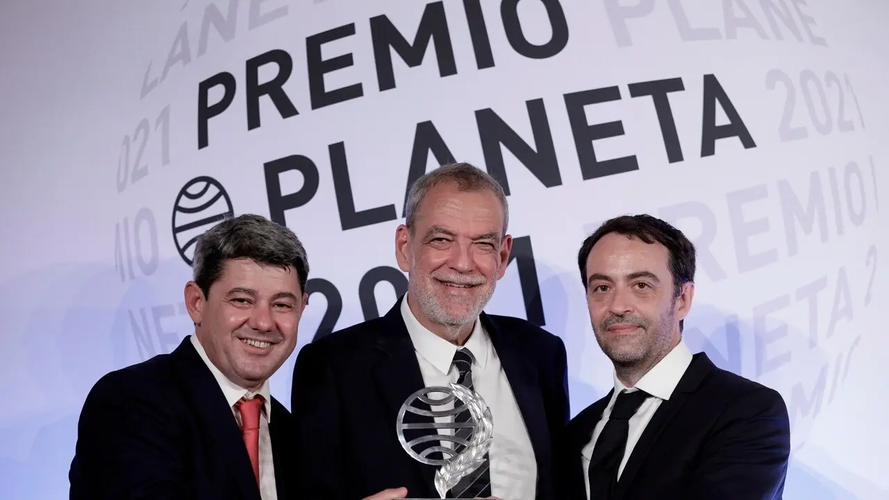 Los guionistas y escritores (i-d) Antonio Mercero, Jorge D&iacute;az y Agust&iacute;n Mart&iacute;nez, autores de la novela "La Bestia" presentado bajo el seud&oacute;nimo de Carmen Mola, tras recibir el Premio Planeta de Novela durante el acto de entrega celebrado en Barcelona. EFE/Quique Garc&iacute;a.