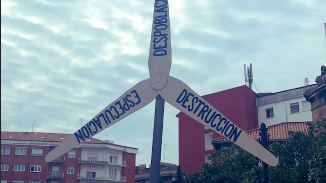 Un manifestante sostiene un molino con sus reivindicaciones. / TWITTER