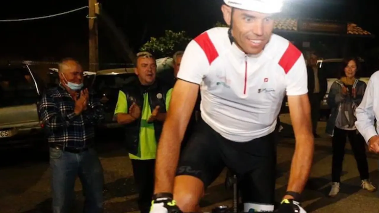 La salida a Borja Ruiz en su intento de realizar 26 subidas seguidas en bicicleta a Los Machucos.