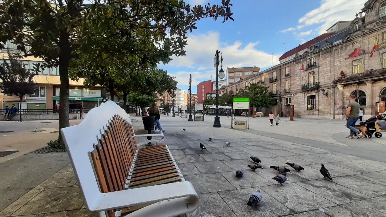 Varias personas por el Boulevar Luciano Demetrio Herrero de Torrelavega. / S. D&iacute;az