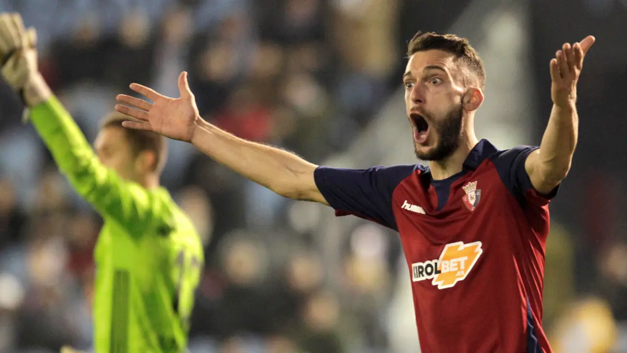 El centrocampista de Osasuna Roberto Torres se queja de una decisi&oacute;n arbitral en el partido ante el Celta, de LaLiga que se disputa este domingo en el estadio de Bala&iacute;dos. EFE / Salvador Sas