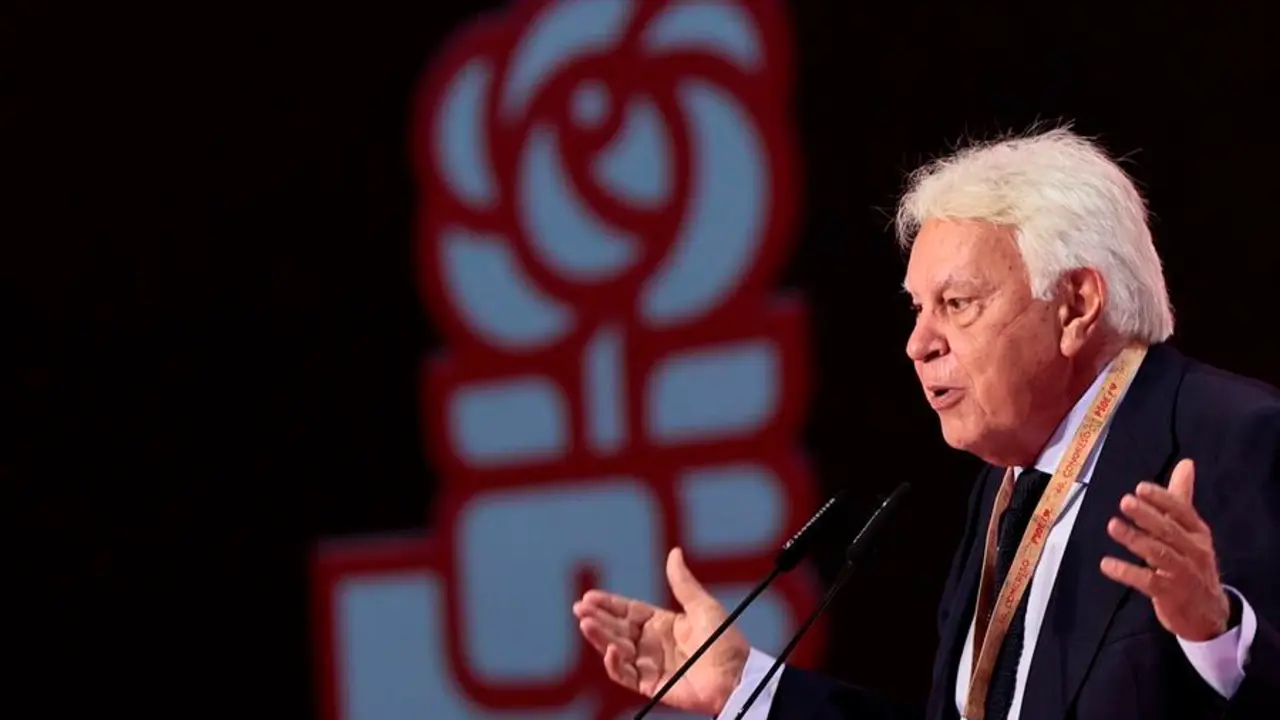 El ex presidente del Gobierno, Felipe Gonzalez, durante su intervenci&oacute;n en la segunda jornada del Congreso Federal del PSOE que se celebra en las instalaciones de Feria Valencia.EFE/ Biel Ali&ntilde;o