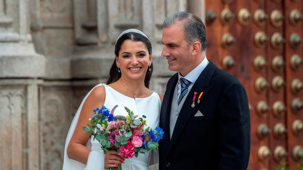 El secretario general de Vox y concejal en el Ayuntamiento de Madrid, Javier Ortega Smith, se ha casado este s&aacute;bado en Toledo con la mexicana Paulina S&aacute;nchez del R&iacute;o N&aacute;jera, en una ceremonia que ha reunido en la capital toledana a los principales dirigentes del partido. EFE/Ismael Herrero