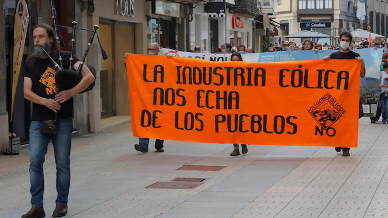 Manifestación por las calles de Torrelavega en contra del plan e&oacute;lico del Gobierno regional.