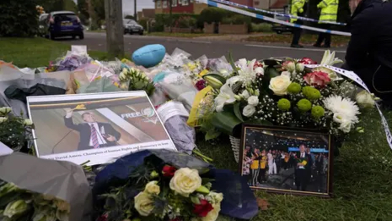 Homenajes al diputado conservador David Amess cerca de la iglesia metodista de Belfairs en Leigh-on-Sea, donde muri&oacute; el viernes. Fotograf&iacute;a: Alberto Pezzali/AP