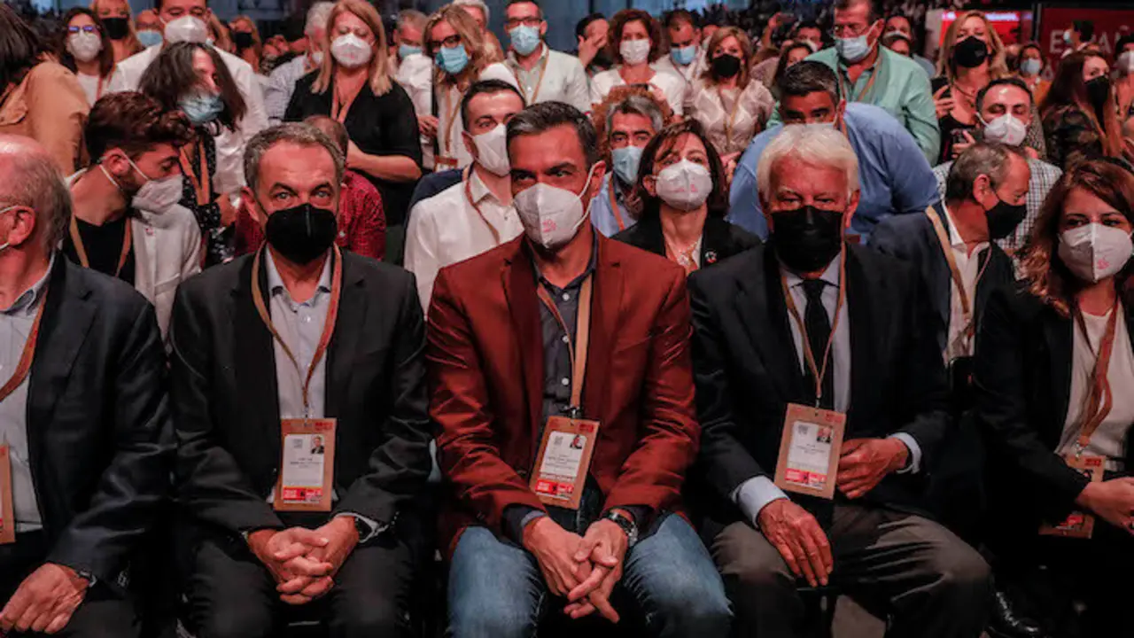 (I-D) El expresidente del Gobierno, Jos&eacute; Luis Rodr&iacute;guez Zapatero, el presidente del Gobierno, Pedro S&aacute;nchez, el expresidente del Gobierno, Felipe Gonz&aacute;lez y la vicesecretaria general del PSOE, Adriana Lastra, participan en el acto de apertura oficial, enmarcado en la segunda jornada del 40 Congreso Federal del PSOE, en la Feria de Valencia, a 16 de octubre de 2021, en Valencia, Comunidad Valenciana (Espa&ntilde;a). Los objetivos de este congreso son sellar la reconciliaci&oacute;n interna del partido que se lleva fraguando en los &uacute;ltimos cuatro a&ntilde;os y preparar al PSOE para afrontar el pr&oacute;ximo ciclo electoral. Para ello, se prev&eacute; una amplia renovaci&oacute;n del equipo de direcci&oacute;n del partido y la actualizaci&oacute;n de su proyecto pol&iacute;tico. Aunque el evento cuenta con la asistencia de ex l&iacute;deres socialistas hist&oacute;ricos, el objetivo del secretario general es salir del Congreso Federal con el partido preparado para afrontar retos futuros.
16 OCTUBRE 2021;CONGRESO;40 ANIVERSARIO;PSOE;CONGRESO FEDERAL;EJECUTUVO;POLITICOS
Rober Solsona / Europa Press
16/10/2021