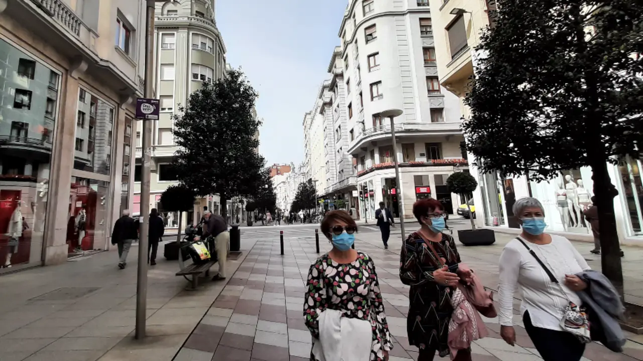 Varias personas transitan por el centro de Santander. / S. D&iacute;az