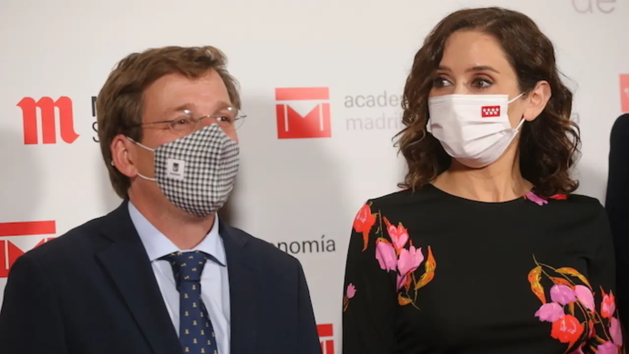 El alcalde de Madrid, Jos&eacute; Luis Mart&iacute;nez-Almeida y la presidenta de la Comunidad de Madrid, Isabel D&iacute;az Ayuso, posan en la entrega de los V Premios de Gastronom&iacute;a de la Comunidad de Madrid, en la Real Casa de Correos, a 13 de octubre de 2021, en Madrid (Espa&ntilde;a). Estos premios buscan reconocer el esfuerzo y divulgar la labor de los profesionales y las empresas relacionados con la gastronom&iacute;a madrile&ntilde;a a lo largo del a&ntilde;o. Se trata de un  galard&oacute;n creado por la Academia Madrile&ntilde;a de Gastronom&iacute;a en colaboraci&oacute;n con la Comunidad de Madrid.
13 OCTUBRE 2021;COMUNIDAD DE MADRID;GASTRONOM&Iacute;A;PREMIOS;CASA DE CORREOS
Isabel Infantes / Europa Press
13/10/2021