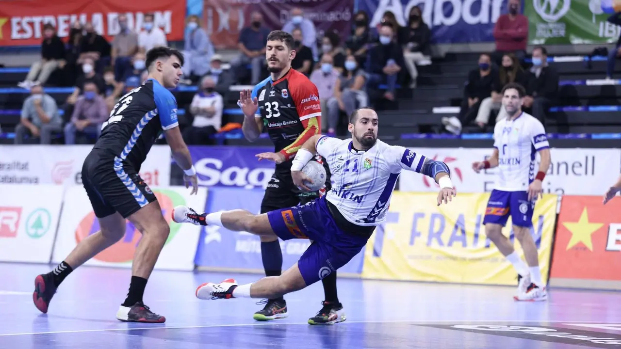 El jugador del Granollers supera a los jugadores del Sinf&iacute;n. / GRANOLLERS