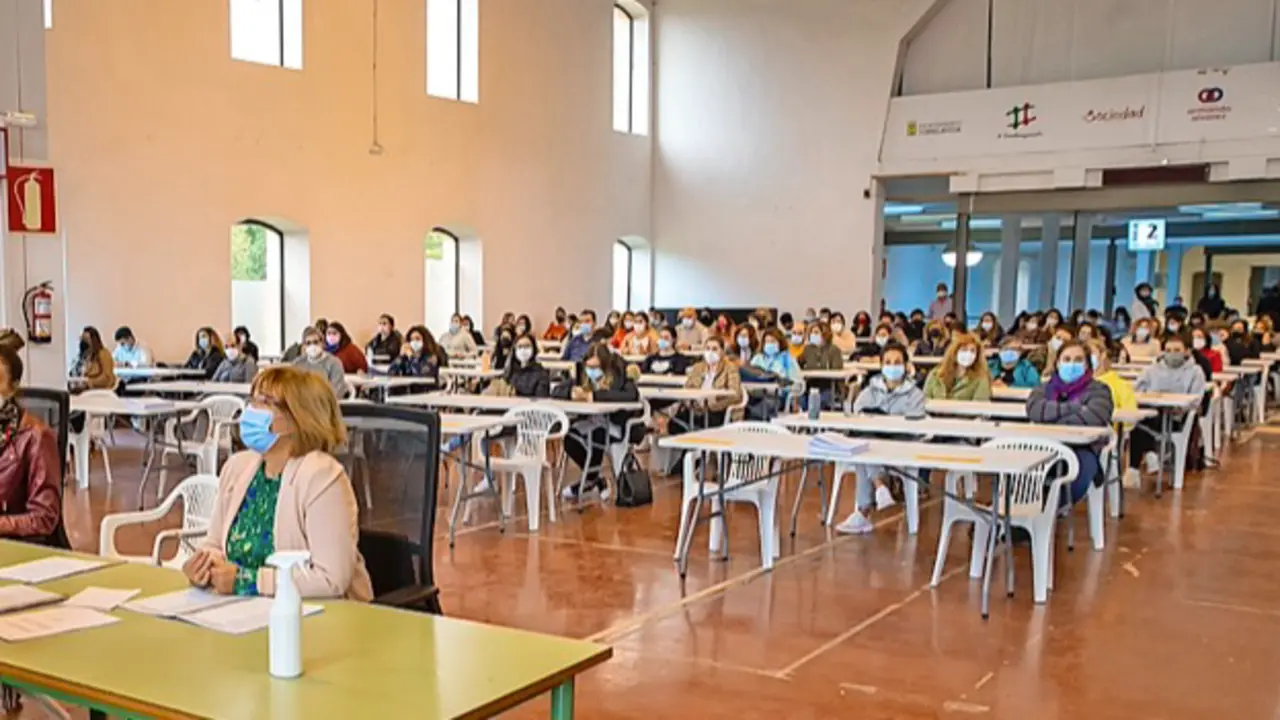 Los opositores en la Feria de Muestras de Torrelavega. / ALERTA
