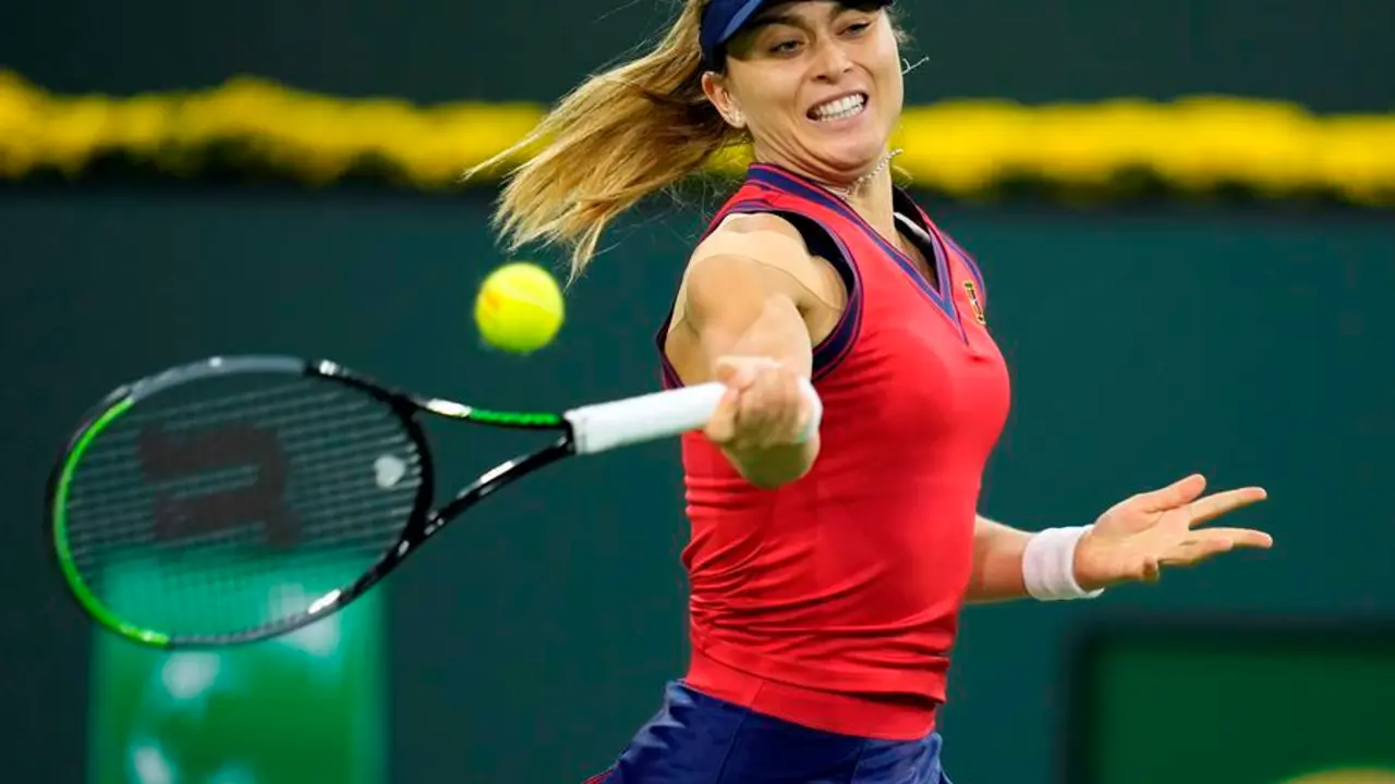 La espa&ntilde;ola Paula Badosa en acci&oacute;n contra la tunecina Ons Jabeur en el torneo de tenis BNP Paribas Open en el Indian Wells Tennis Garden en Indian Wells, California, Estados Unidos, el 15 de octubre de 2021. (Tenis, Abierto, Espa&ntilde;a, T&uacute;nez, Estados Unidos, T&uacute;nez) EFE/EPA/RAY ACEVEDO