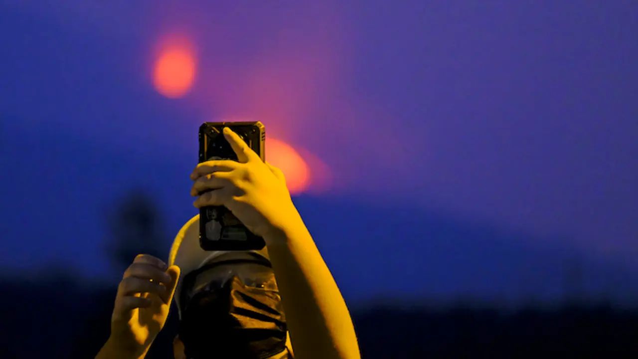 Un hombre fotograf&iacute;a con su tel&eacute;fono m&oacute;vil una de las bocas eruptivas del volc&aacute;n de Cumbre Vieja, a 16 de octubre de 2021, en La Palma, Canarias (Espa&ntilde;a). La superficie afectada hasta el d&iacute;a de hoy se sit&uacute;a en 742 hect&aacute;reas y la anchura m&aacute;xima de la colada est&aacute; en torno a los 2.350 metros. Por otro lado, los &uacute;ltimos datos de Copernicus indican que hay 1.923 edificaciones/construcciones afectadas, de las cuales 1.826 est&aacute;n destruidas y 97 en riesgo o parcialmente afectadas. En cuanto a los datos del Catastro, habr&iacute;a un total de 1.058 edificaciones afectadas, de las que 854 son de uso residencial.
17 OCTUBRE 2021;LA PALMA;VOLC&Aacute;N;CUMBRE VIEJA;
Europa Press
17/10/2021