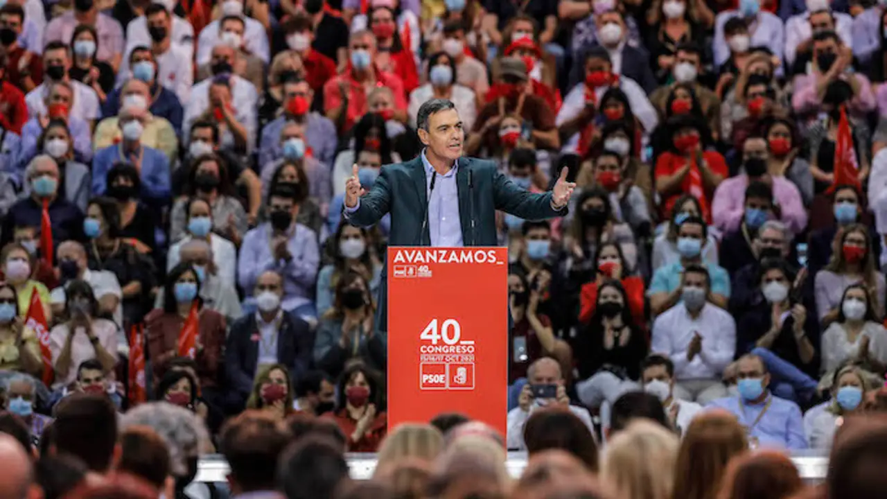 El secretario general del PSOE y presidente del Gobierno, Pedro S&aacute;nchez, en la clausura del 40&ordm; Congreso Federal del PSOE, en la Feria de Valencia, a 17 de octubre de 2021, en Valencia, Comunidad Valenciana (Espa&ntilde;a). El PSOE clausura este domingo su 40&ordm; Congreso Federal y los nuevos &oacute;rganos de direcci&oacute;n que ha dise&ntilde;ado el secretario general del partido y presidente del Gobierno, Pedro S&aacute;nchez, han sido aprobados por el 40&ordm; Congreso Federal del PSOE con un apoyo de casi el 95%, tanto la Comisi&oacute;n Ejecutiva Federal como el Comit&eacute; Federal, seg&uacute;n los datos ofrecidos por el presidente del Congreso. S&aacute;nchez ha elaborado una Comisi&oacute;n Ejecutiva Federal (CEF) de 42 personas, en la que destaca la integraci&oacute;n de seis de sus ministros, un importante relevo generacional, con una media de edad de 47 a&ntilde;os --diez menos que la anterior--, y una gran presencia --el 60% del total--. Adem&aacute;s, solo repiten 12 de los dirigentes de la actual Ejecutiva.
17 OCTUBRE 2021;PSOE;PEDRO S&Aacute;NCHEZ;VALENCIA
Rober Solsona / Europa Press
17/10/2021