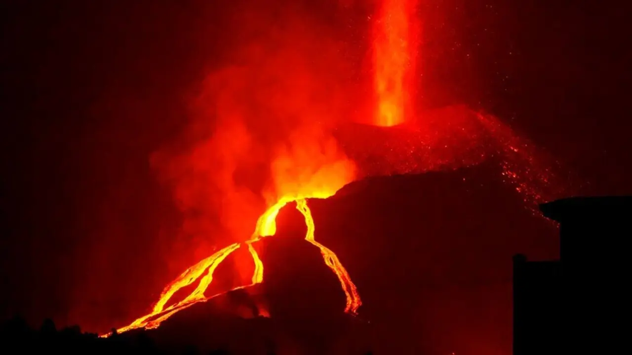 Cargar m&aacute;is
Una de las bocas eruptivas del volc&aacute;n de Cumbre Vieja, a 16 de octubre de 2021, en La Palma, Canarias (Espa&ntilde;a). La superficie afectada hasta el d&iacute;a de hoy se sit&uacute;a en 742 hect&aacute;reas y la anchura m&aacute;xima de la colada est&aacute; en torno a los 2.350 metros. Por otr