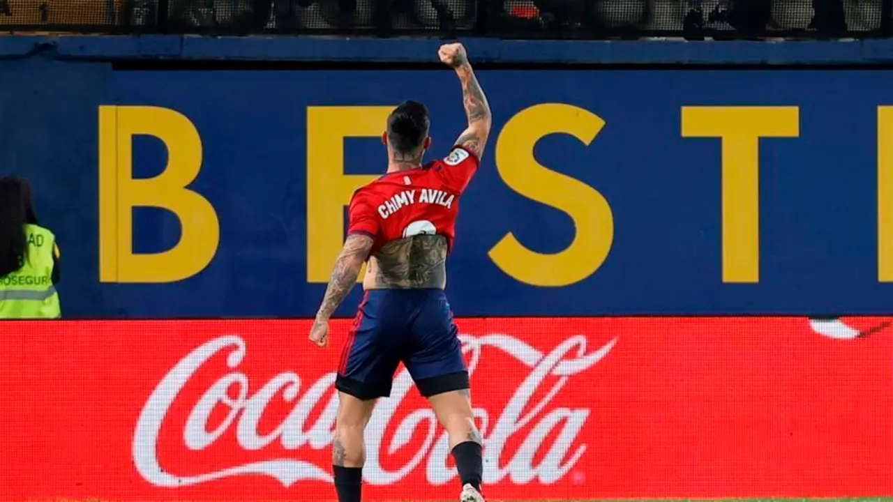 El delantero argentino de Osasuna, Chimy &Aacute;vila, celebra el segundo gol del equipo navarro durante el encuentro correspondiente a la novena jornada de primera divisi&oacute;n que han disputado hoy domingo frente al Villarreal en el estadio de La Cer&aacute;mica, en la localidad castellonense. EFE/Dom&eacute;nech Castell&oacute;.