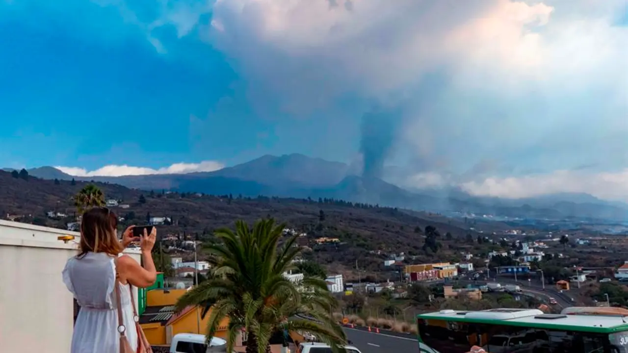Vista general del volc&aacute;n este domingo en la localidad de El Paso, que contin&uacute;a emitiendo abundante lava de su cr&aacute;ter principal.- EFE/MIGUEL CALERO