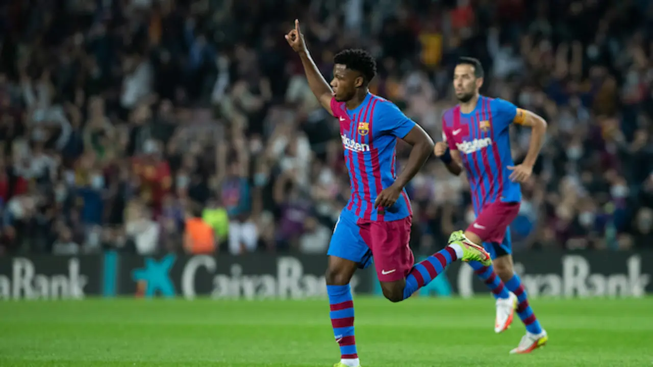 Ansu Fati del FC Barcelona celebra un gol durante el partido de f&uacute;tbol de la Liga Santander entre el FC Barcelona y el Valencia en el estadio Camp Nou el 17 de octubre de 2021, en Barcelona, Espa&ntilde;a.