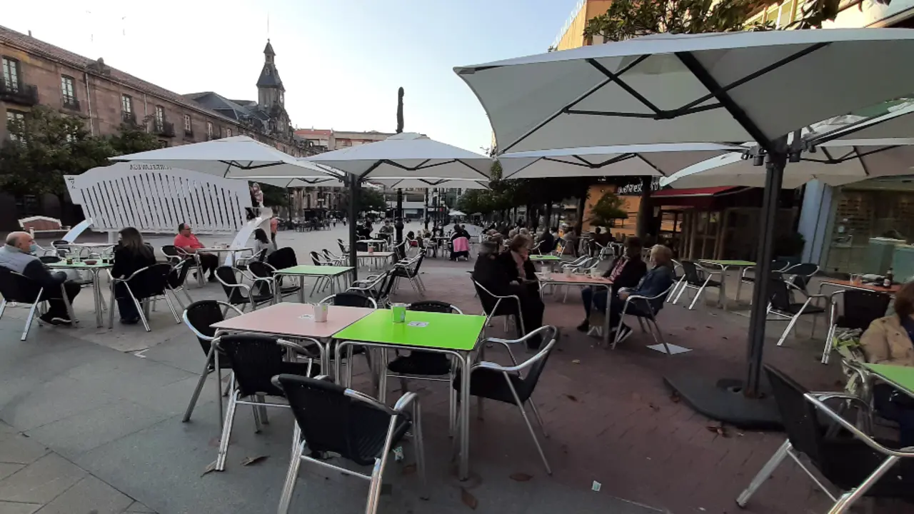 Varias personas en una terraza en el Boulevar Demetrio Herrero en Torrelavega. / S. D&iacute;az