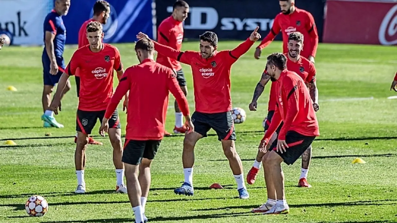 Marcos Llorente, Luis Su&aacute;rez y Rodrigo De Paul, durante el entrenamiento de ayer. / EFE