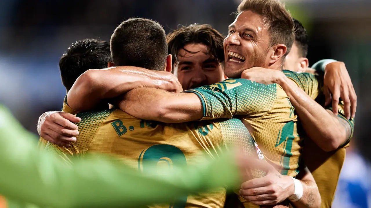 EuropaPress_4014374_borja_iglesias_of_real_betis_celebrates_goal_with_teammates_during_the