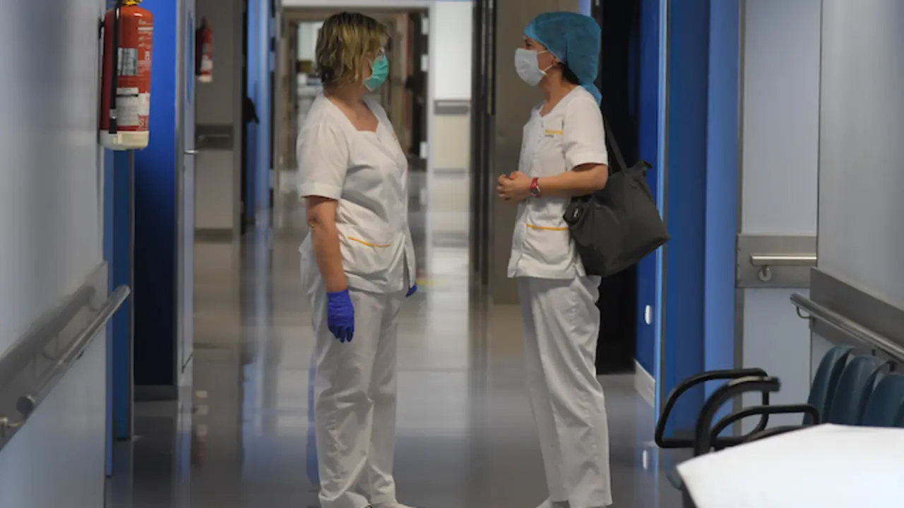 Dos enfermeras en un pasillo en el Hospital Marqu&eacute;s de Valdecilla. / S. D&iacute;az