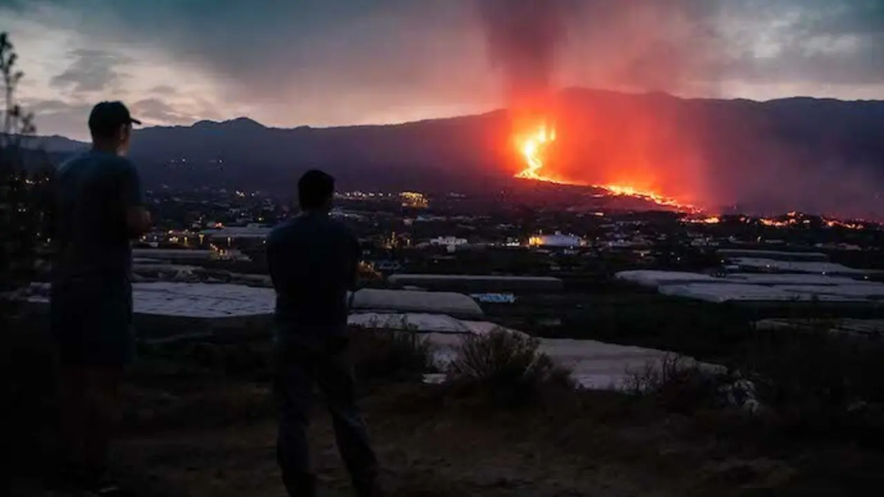 Vistas del volc&aacute;n Cumbre Vieja expulsando lava y piroclasto, tomadas desde la monta&ntilde;a de La Lagunas donde hay invernaderos de pl&aacute;tanos, a 28 de septiembre en Las Manchas, La Palma, Santa Cruz de Tenerife, Canarias (Espa&ntilde;a). Tras varias horas de inactividad, el volc&aacute;n se reactiv&oacute; ayer y entr&oacute; en una fase &lsquo;efusiva&rsquo; en la que vuelve a generar fuertes explosiones de tipo estromboliano y lava m&aacute;s fluida y con mayor capacidad para moverse. Estas gran coladas de lava se encuentran a 1 kil&oacute;metro del Oc&eacute;ano Atl&aacute;ntico y a su llegada al mar podr&iacute;a provocar reacciones qu&iacute;micas adversas. Desde su erupci&oacute;n el pasado domingo, 19 de septiembre, el volc&aacute;n de La Palma ha dejado al menos 6.000 personas evacuadas y unas 400 edificaciones da&ntilde;adas.
28 SEPTIEMBRE 2021;VOLC&Aacute;N;LA PALMA;SANTA CRUZ DE TENERIFE;CANARIAS
Kike Rinc&oacute;n / Europa Press
28/9/2021
