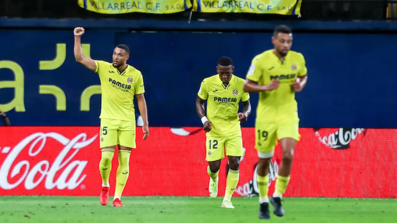 Arnaut Danjuma, del Villarreal, celebra un gol con sus compa&ntilde;eros durante el partido de la Liga Santander entre el Villareal CF y el Real Betis Balompi&eacute; en el Estadio de la Cer&aacute;mica el 3 de octubre de 2021, en Valencia, Espa&ntilde;a.