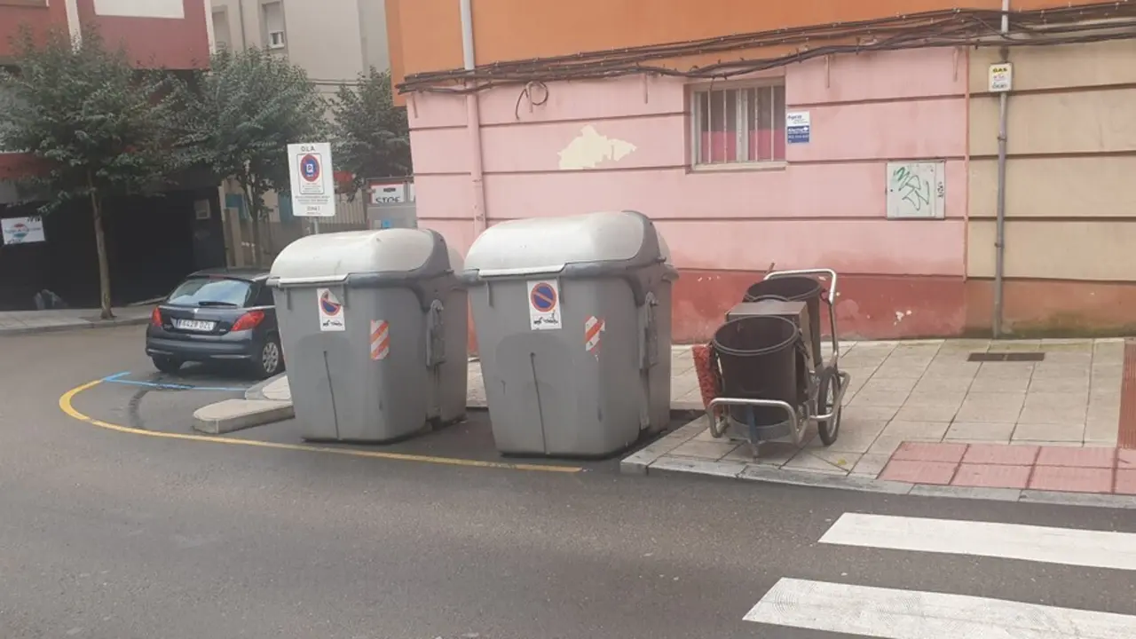 Contenedores de basuras y un carro de barrendero. / Alerta