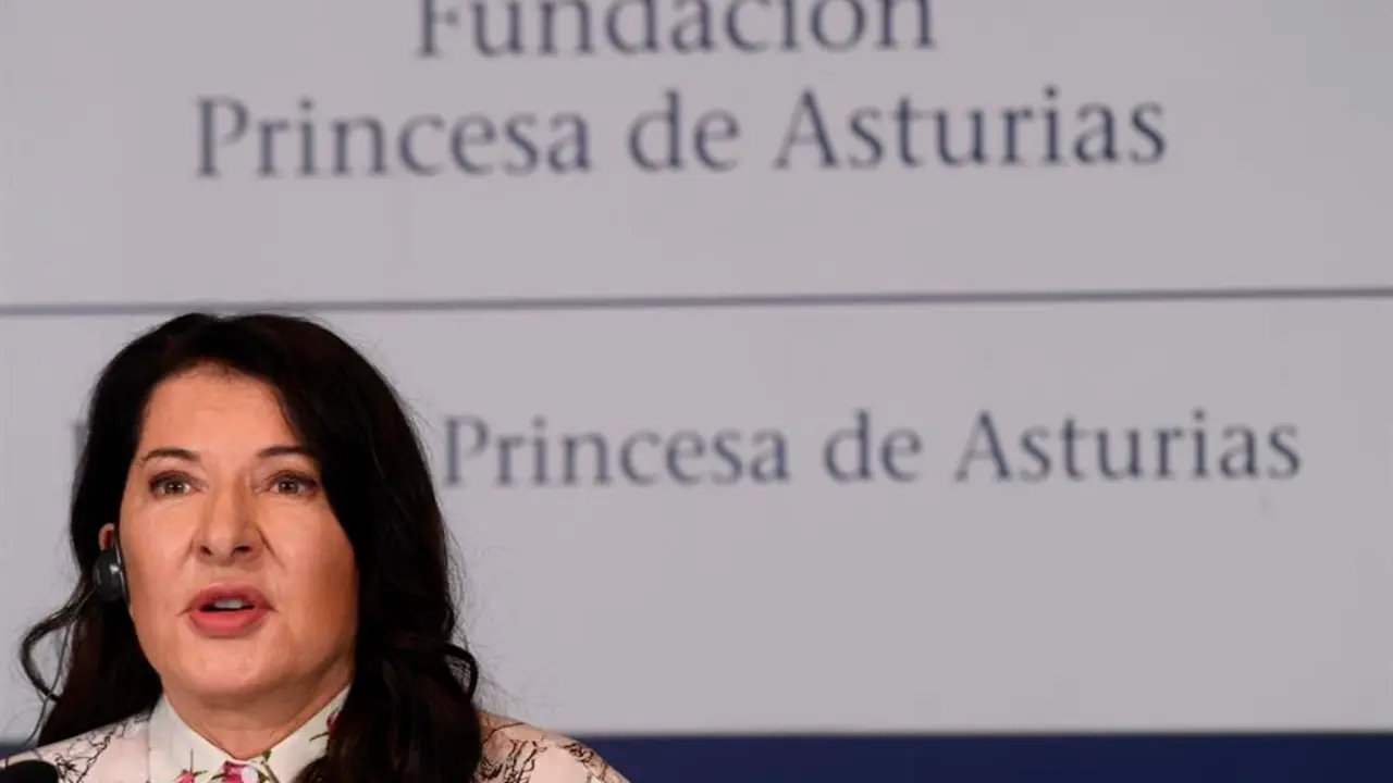 La artista serbia Marina Abramovic habla con la prensa de sus m&aacute;s de cinco d&eacute;cadas de trayectoria, que le han llevado a ser conocida como la reina de la "performance" y a ser distinguida con el Premio Princesa de Asturias de las Artes 2021, galard&oacute;n que recoger&aacute; el pr&oacute;ximo viernes. EFE/Eloy Alonso