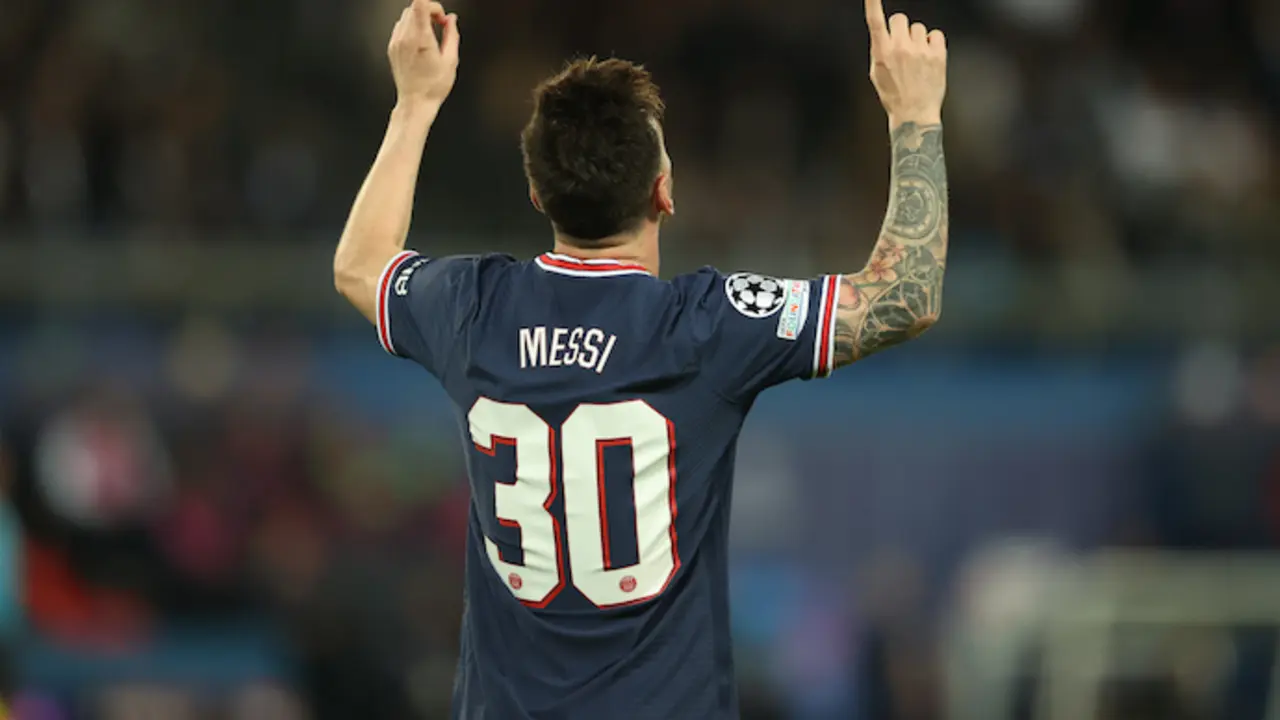 Lionel Messi, del PSG, celebra el segundo gol de su equipo durante el partido de f&uacute;tbol del Grupo A de la Liga de Campeones de la UEFA entre el Par&iacute;s Saint-Germain FC y el RB Leipzig en el estadio Le Parc des Princes. Foto: Jan Woitas/dpa