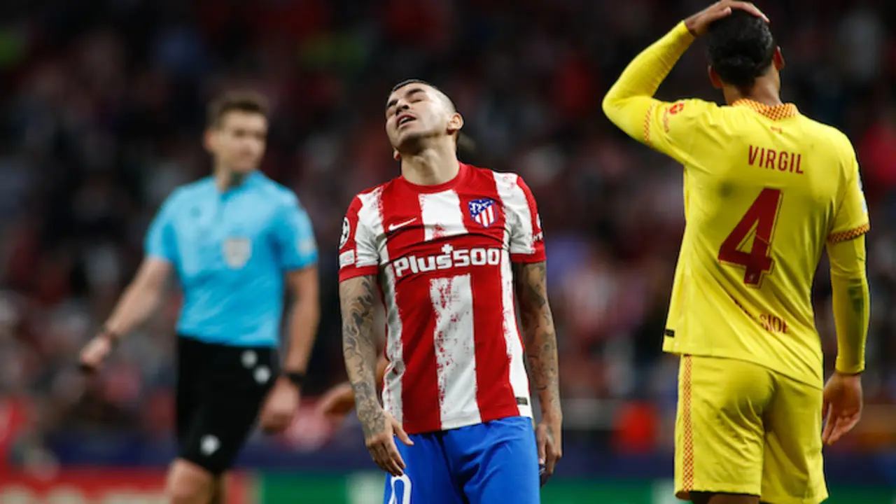&Aacute;ngel Correa, del Atl&eacute;tico de Madrid, se lamenta durante el partido de f&uacute;tbol del Grupo B de la Liga de Campeones. / AFP7 / Europa Press