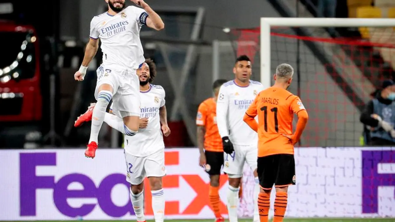 El jugador del Real Karim Benzema (izq.) celebra tras marcar el 5-0 durante el partido de f&uacute;tbol del grupo D de la Liga de Campeones de la UEFA entre el Shakhtar Donetsk y el Real Madrid en Kiev, Ucrania, el 19 de octubre de 2021. (Liga de Campeones, Laos, Ucrania) EFE/EPA/SERGEY DOLZHENKO
