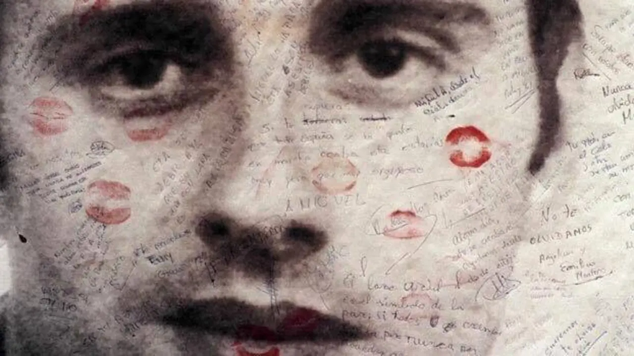 Cartel cubierto de besos con el rostro de Miguel &Aacute;ngel Blanco.