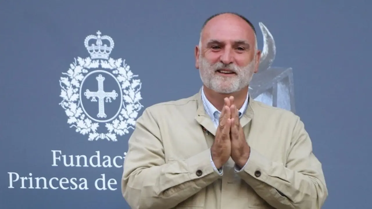 El cocinero Jos&eacute; Andr&eacute;s, este martes a su llegada a Oviedo, donde el viernes recibir&aacute; el Premio Princesa de Asturias de la Concordia 2021.
ELOY ALONSO (EFE)