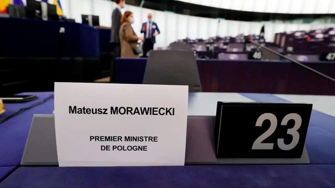 Vista del esca&ntilde;o vac&iacute;o del primer ministro polaco Mateusz Morawiecki antes de un debate sobre "La crisis del Estado de derecho en Polonia y la primac&iacute;a del derecho de la UE" durante una sesi&oacute;n del Parlamento Europeo en Estrasburgo, Francia, el 19 de octubre de 2021. (Francia, Polonia, Estrasburgo) EFE/EPA/RONALD WITTEK