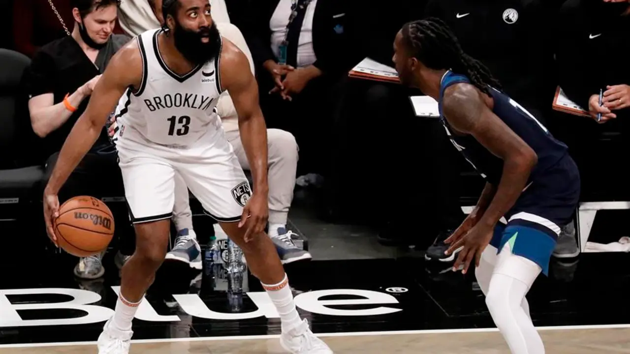 El escolta de los Brooklyn Nets James Harden (izq.) es defendido por el alero de los Minnesota Timberwolves Taurean Prince (der.) en la primera mitad del partido de baloncesto de pretemporada de la NBA entre los Brooklyn Nets y los Minnesota Timberwolves en el Barclays Center de Brooklyn, Nueva York, Estados Unidos, el 14 de octubre de 2021. (Baloncesto, Estados Unidos, Nueva York) EFE/EPA/Peter Foley