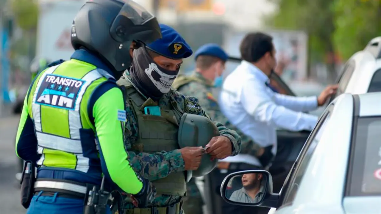Integrantes de Las Fuerzas Armadas de Ecuador realizan hoy operativos de control en la ciudad de Guayaquil (Ecuador). Fuerzas Armadas de Ecuador realizan este martes operativos de control en una docena de provincias del pa&iacute;s en el primer d&iacute;a del estado de excepci&oacute;n decretado por el presidente Guillermo Lasso para tratar de frenar la ola de crimen y delincuencia. EFE/Marcos Pin