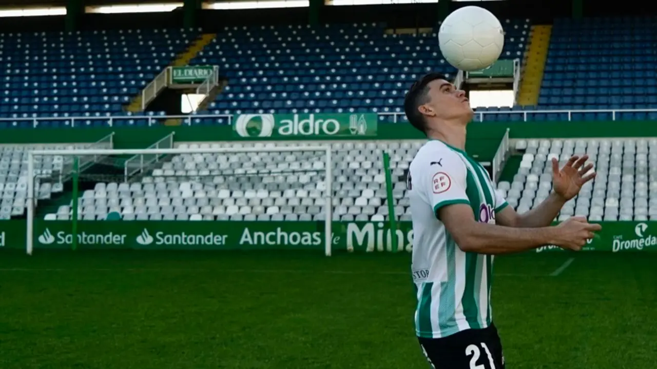 Jack Harper, ayer durante su presentaci&oacute;n oficial tres meses despu&eacute;s de fichar. / Hardy
