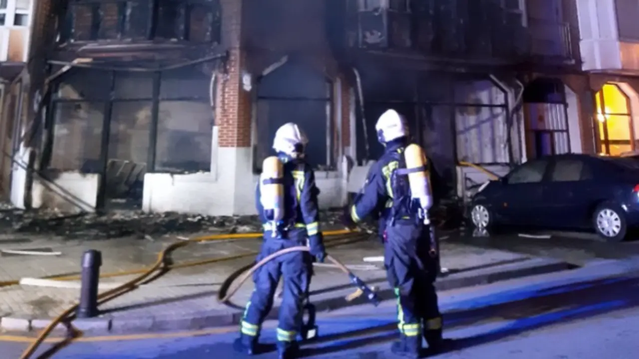 Dos bomberos realizando labores de extinci&oacute;n en Santo&ntilde;a.