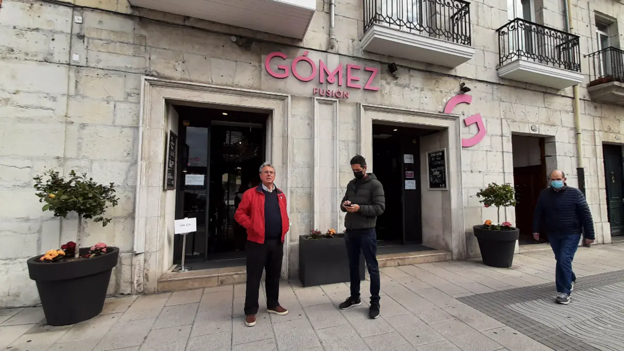 Varias personas con y sin mascarilla por el Paseo Pereda en Santander. / S. D&iacute;az