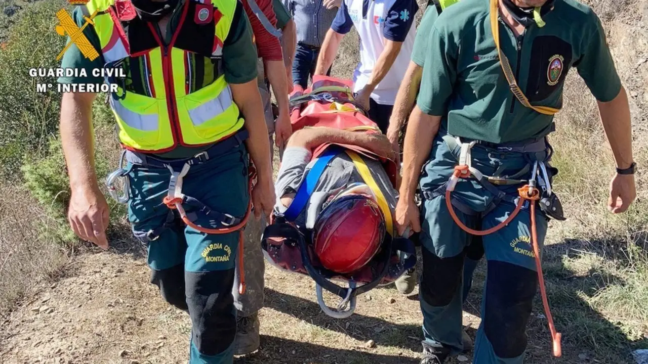 El hombre es trasladado por los servicios de emergencias. / G. CIVIL